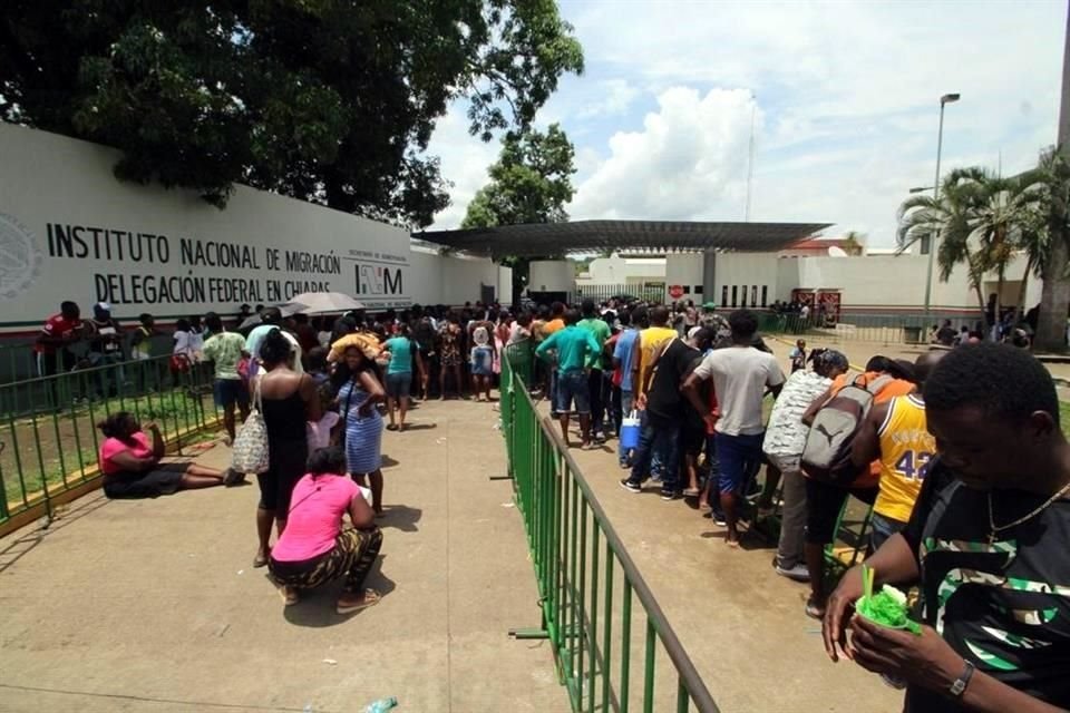 En la estación migratoria Siglo 21, unos 300 extranjeros de África y Haití fueron convocados para hacer fila para iniciar un registro de sus datos, la enésima ocasión que ocurre, según un agente.