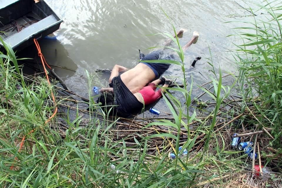 Un hombre y su hija de un año, originarios de El Salvador, murieron ahogados al intentar cruzar el Río Bravo.