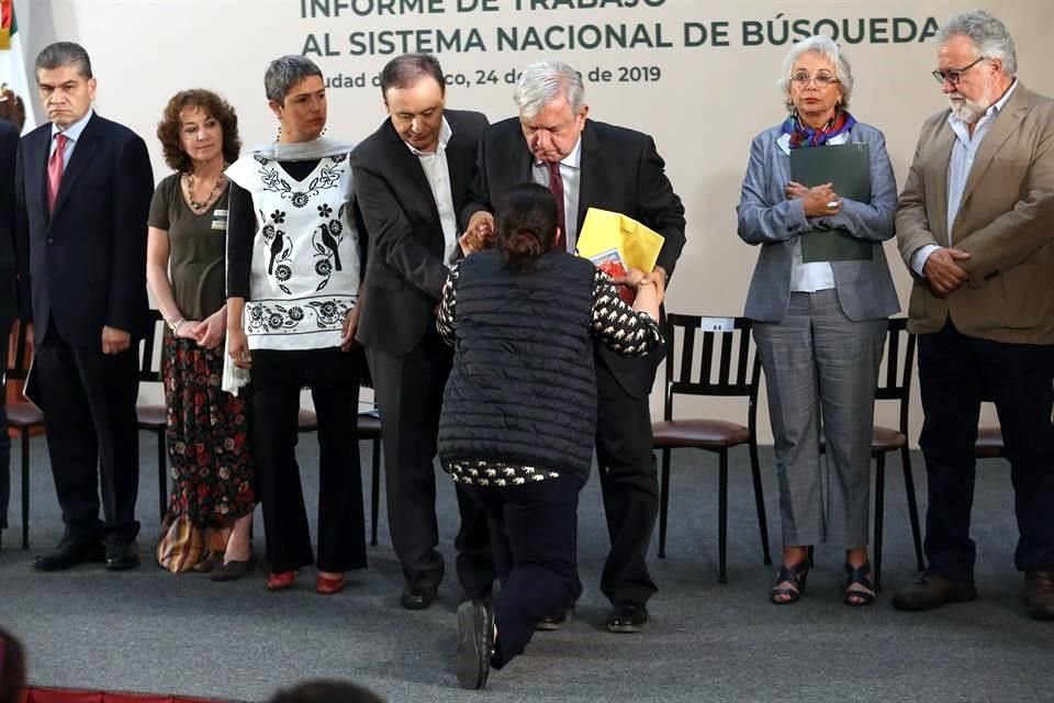 Durante un minuto y 26 segundos, María Isela Valdez se arrodilló ante el Presidente para pedir ayuda por su hijo desaparecido.