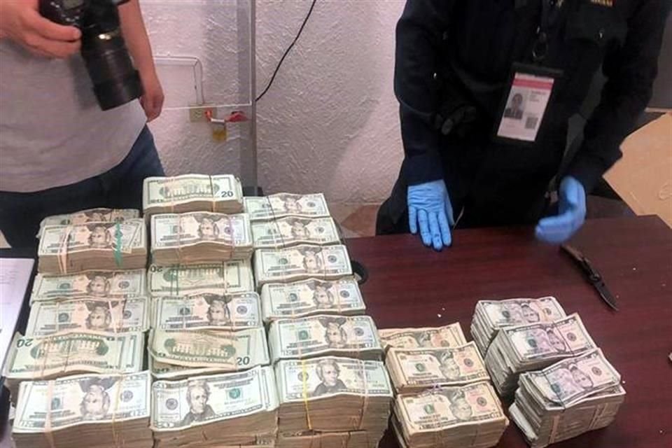 El dinero fue contado por personal de la Aduana en Nuevo Laredo.