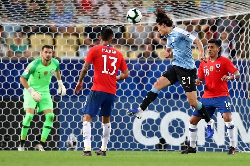Edinson Cavani marcó el gol del triunfo con un cabezazo.