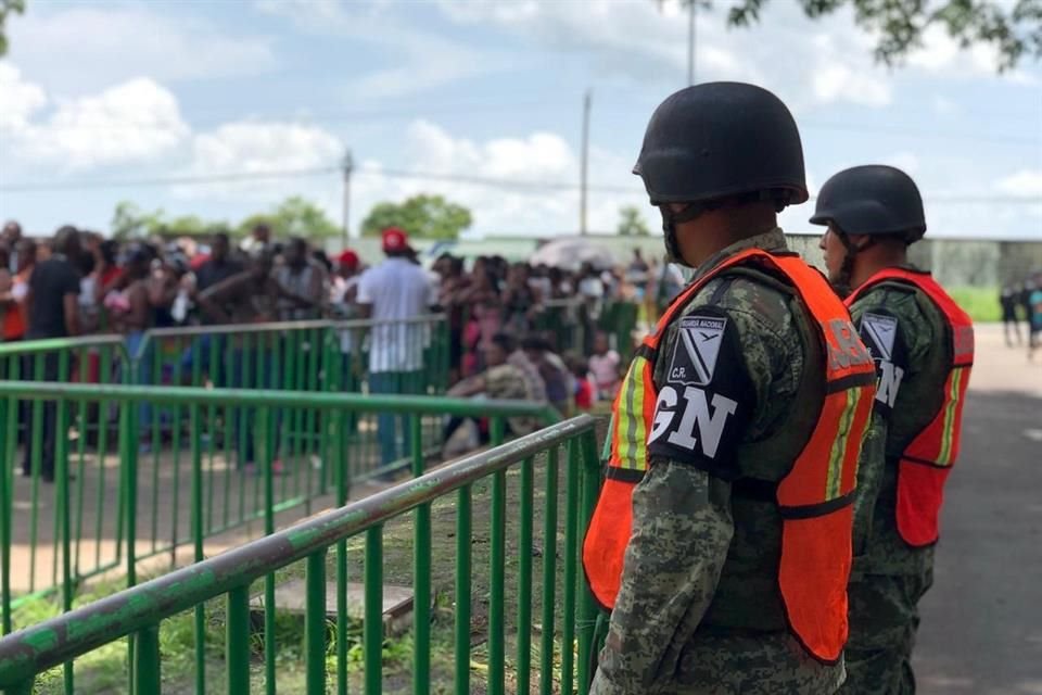 Militares resguardaron filas de migrantes en Tapachula.