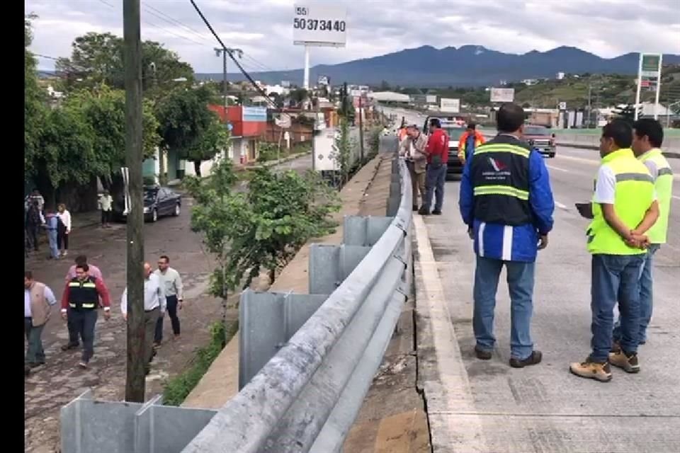 Ayer se registró un desprendimiento en el muro de contención en el Libramiento de Cuernavaca, a la altura del kilómetro 84+300, por lo que se restringió la circulación.