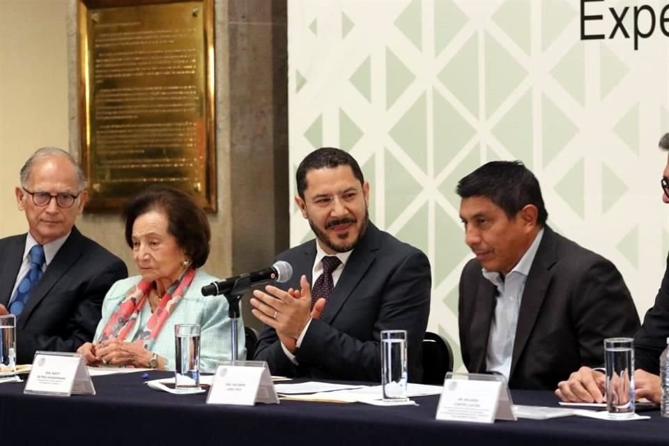 Batres (centro) flanqueado por los senadores Salomón Jara e Ifigenia Martínez.