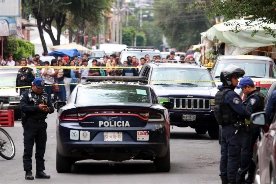 El conductor de una camioneta fue asesinado, en la Colonia La Laguna Ticomán, en Gustavo A. Madero. Dos mujeres resultaron heridas.