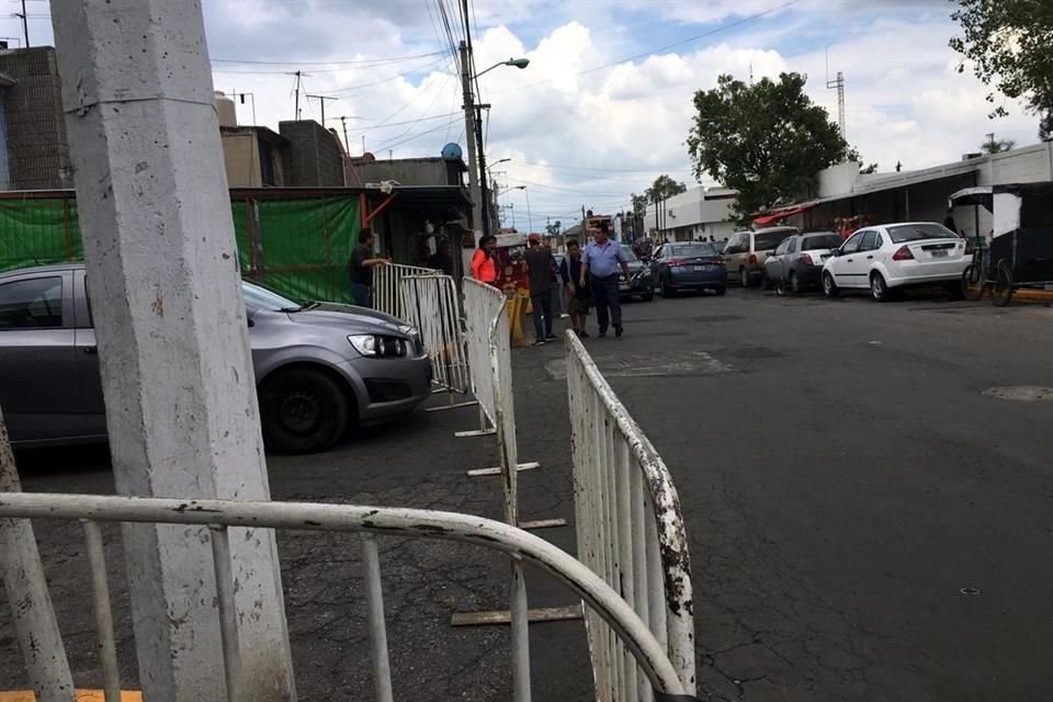 En las calles cerradas están estacionadas patrullas de la Policía y camiones del Ejército, cuyos elementos caminan por la banqueta armados.