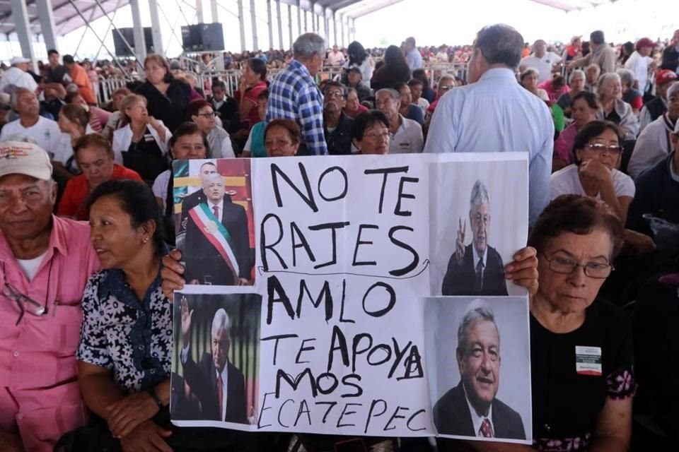 En el lugar se encuentra gente con lonas y pancartas que dicen 'San Cristóbal Ecatepec esta con ustedes Andrés Manuel López Obrador'.