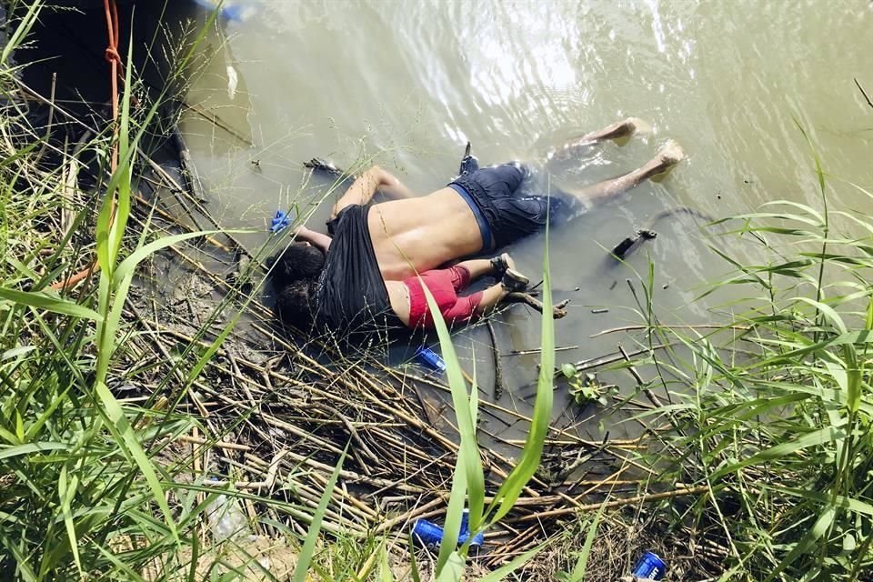 Los cuerpos de Óscar y Valeria fueron hallados en el Río Bravo este lunes.