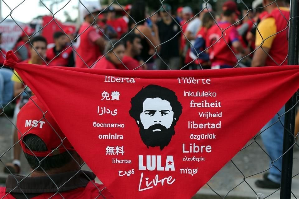Simpatizantes de Lula se manifestaron afuera de la cárcel de Curitiba para pedir su liberación, en medio de discusión de la Corte.
