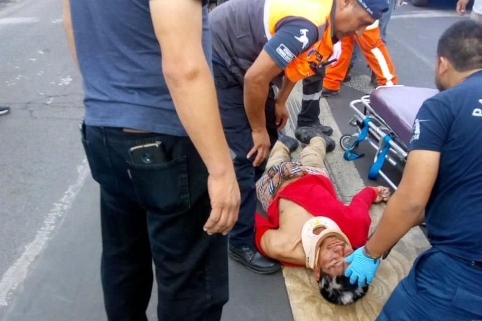 Elementos de la Policía capitalina y los tripulantes de una camioneta de carga evitaron que un hombre se quitara la vida en el Barrio San Lucas, en Iztapalapa