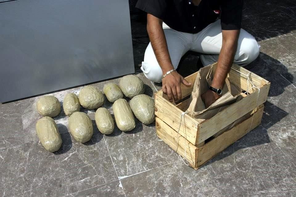 Varios kilos de goma de opio decomisados a un chofer en México.