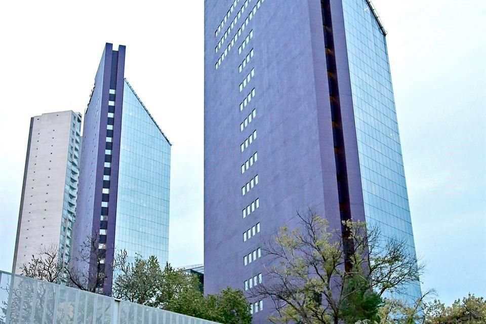 La empresa PLC Servicios reportó su domicilio en las 'Torres Moradas', localizadas en Monterrey, Nuevo León.