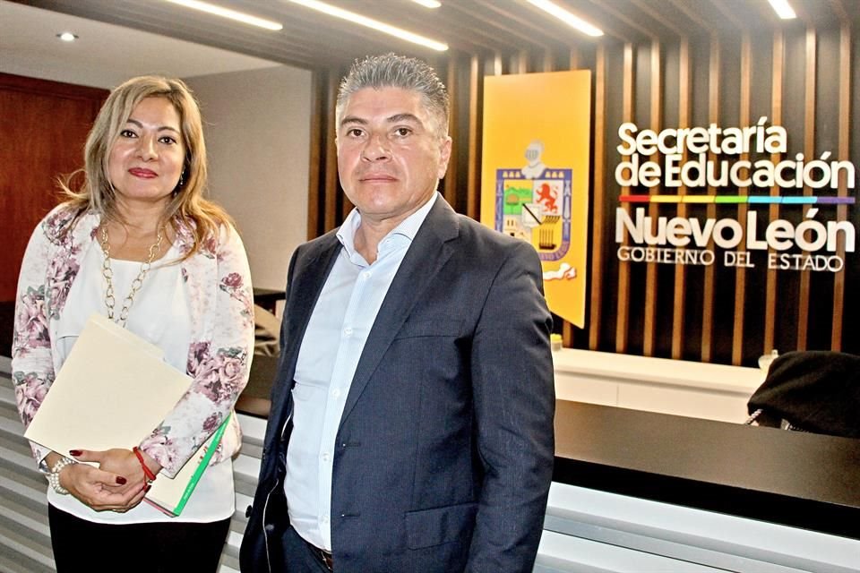 Juan Manuel Alvarado y Luz María Ortiz Quintos, integrantes del Frente de Familias Unidas por México, acudieron a la Secretaría de Educación estatal.