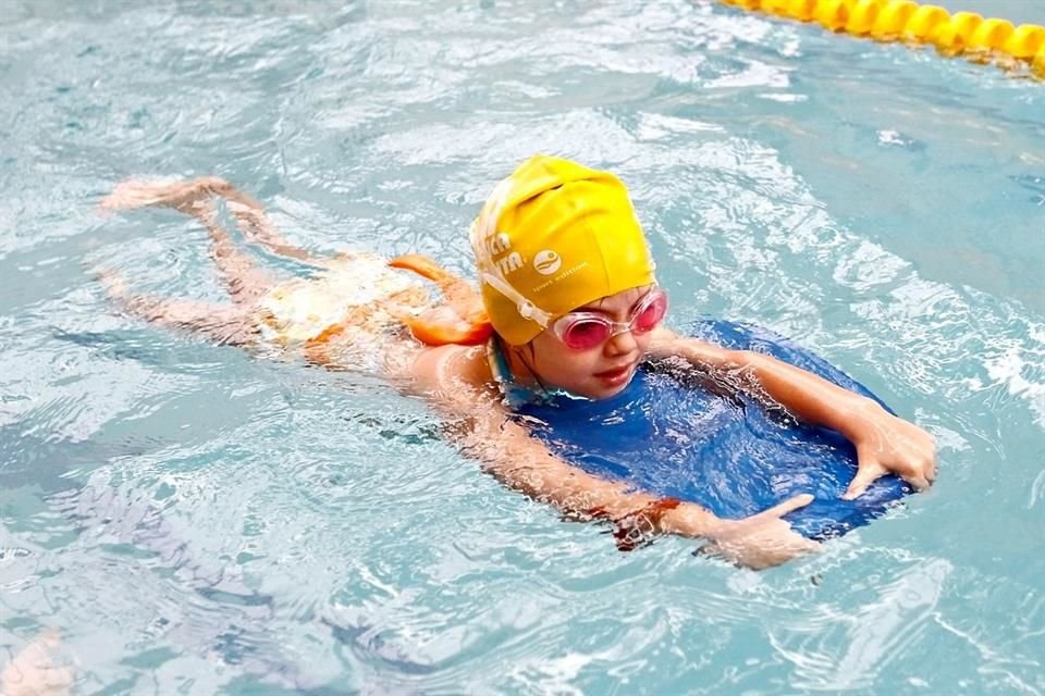 Promover el deporte, como la natación, no sólo aporta beneficios físicos, también preserva la salud mental.