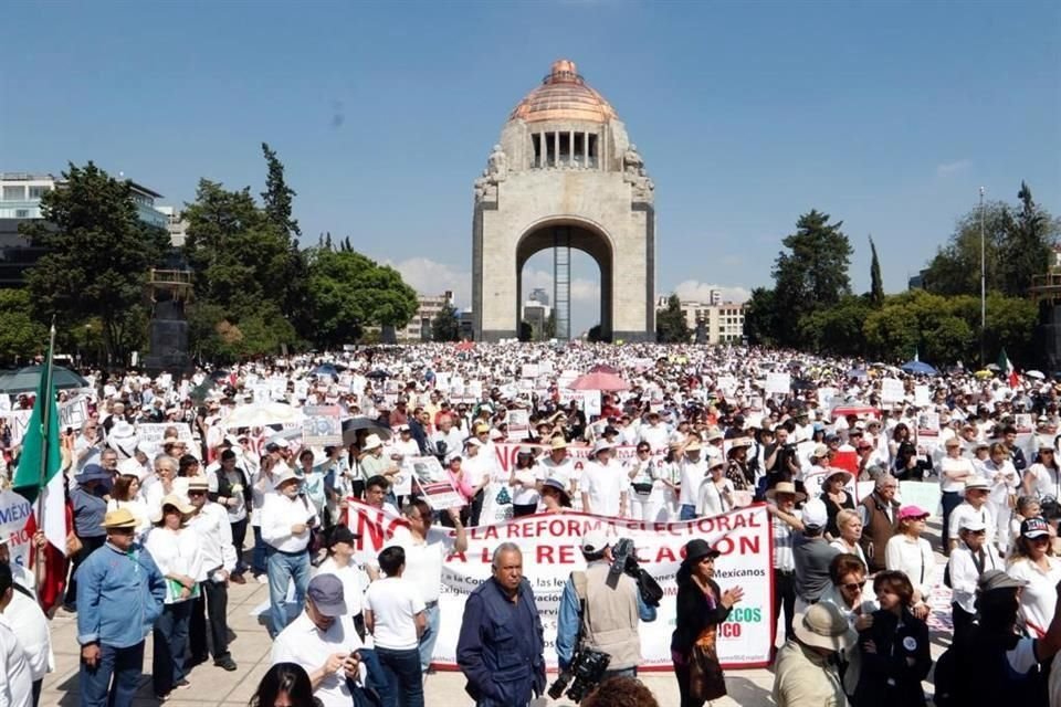 Los manifestantes se reunieron en el Monumento a la Revolución.