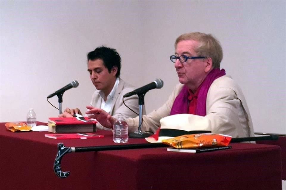 El crítico y poeta español Luis Antonio de Villena presentó un libro sobre José Emilio Pacheco.