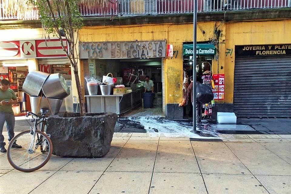 Aceite usado en restaurantes, cocinas y puestos callejeros del Centro Histórico es arrojado en coladeras, donde forma tapones en las cañerías que causan inundaciones.