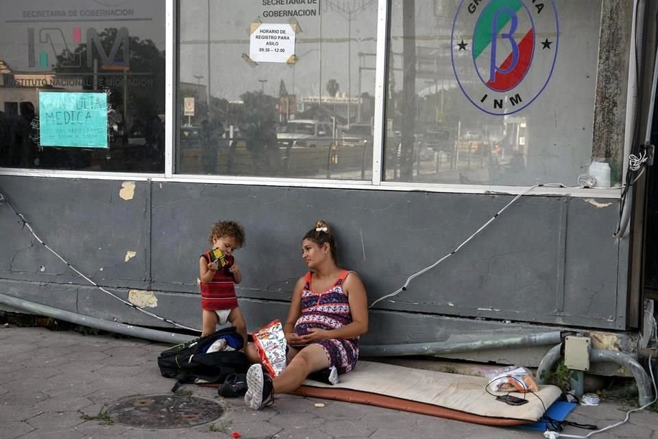 Una mujer cubana espera afuera de un centro del INM en Matamoros, Tamaulipas.