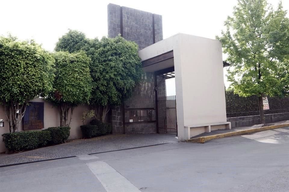 Fachada del condominio residencial La Retama, Ladera 20 , Lomas de Bezares, donde se encuentra el domicilio de Emilio Lozoya, ex director de Pemex.