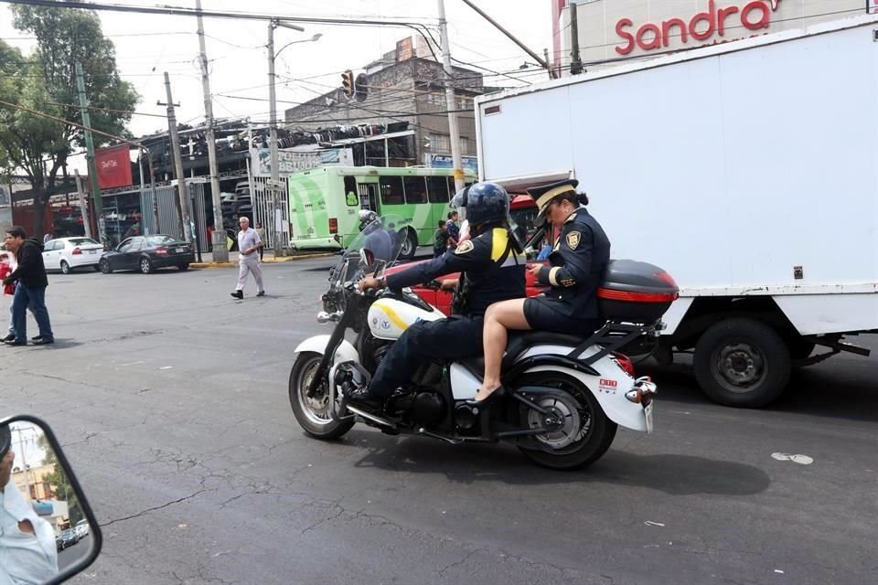 La Subsecretaria de Control de Transito, María Cristina Morales, viaja en un vehículo oficial sin equipo de protección