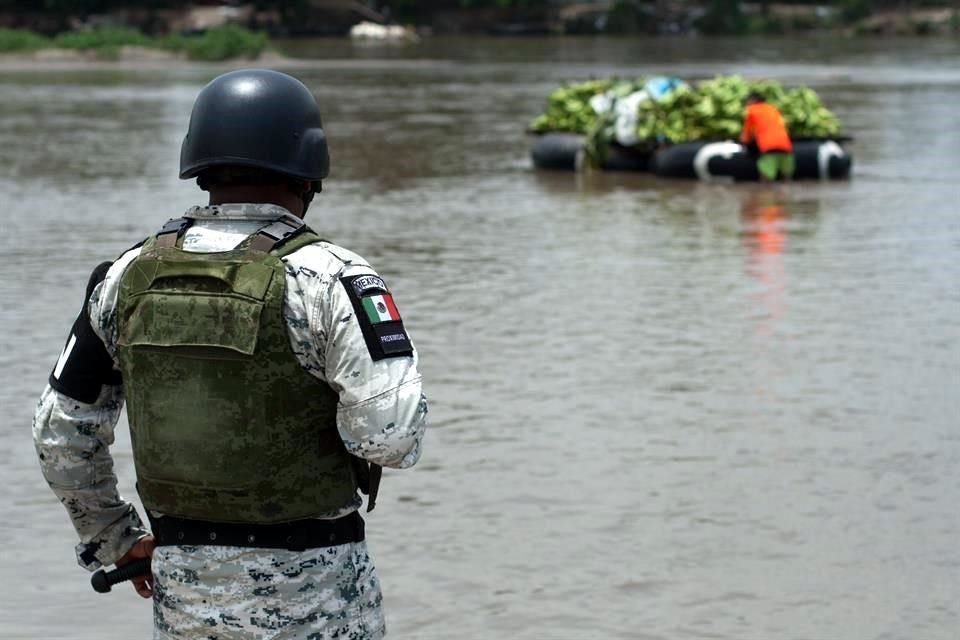 Agentes de la Guardía Nacional en el Río Suchiate.