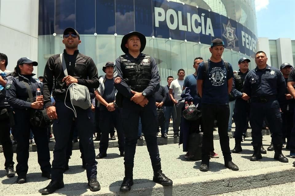 Policías federales en una protesta ayer en el Centro de Mando ubicado en Iztapalapa.