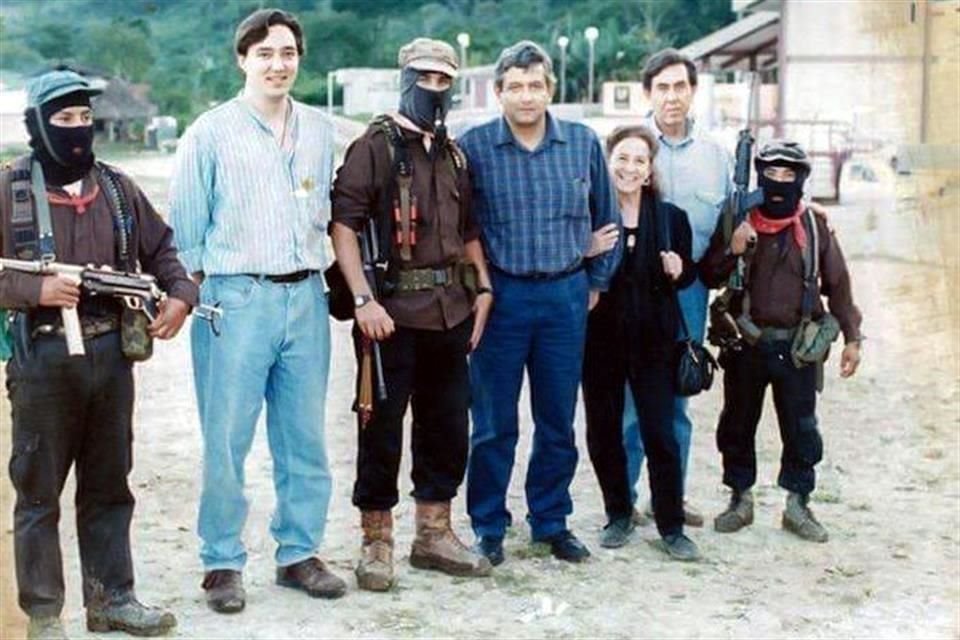 En la imagen, el político aparece acompañado del fundador del EZLN, pero también de la activista y defensora de derechos humanos, Rosario Ybarra de Piedra, y del Cuauhtémoc Cárdenas Batel.