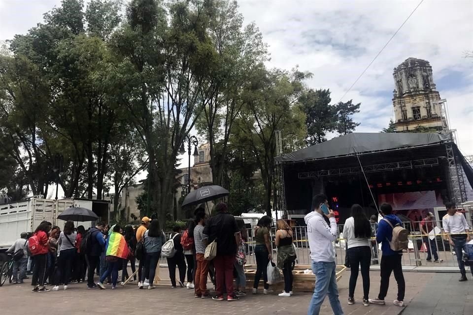 Sin permiso del INAH, el Alcalde de Coyoacán dejó que Televisa montara un escenario en el Jardín Hidalgo.