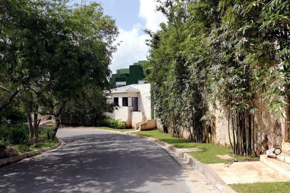 El frente de la casa de Alejandro Moreno en Privada del Castillo 128 abarca casi todo el frente de una manzana en Lomas del Castillo, en la ciudad de Campeche.
