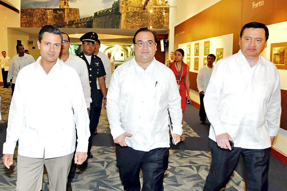Javier Duarte caminando con Enrique Peña Nieto y Miguel Ángel Osorio Chong.