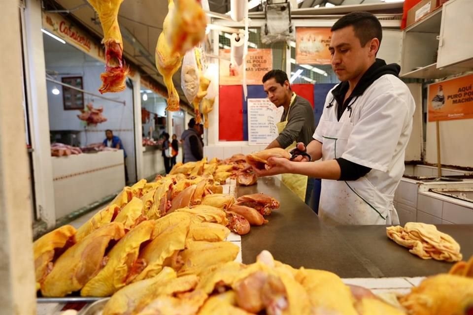Analistas encuestados por Banxico elevaron a 3.5 por ciento su expectativa para la inflación al cierre del año.