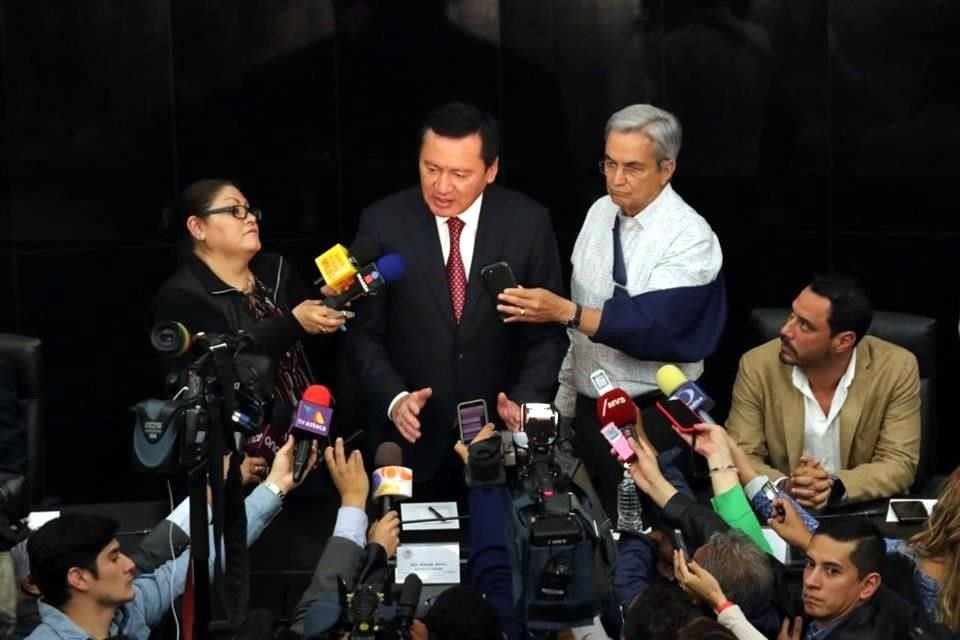 Miguel Ángel Osorio Chong en declaraciones a medios en el Senado de la República.