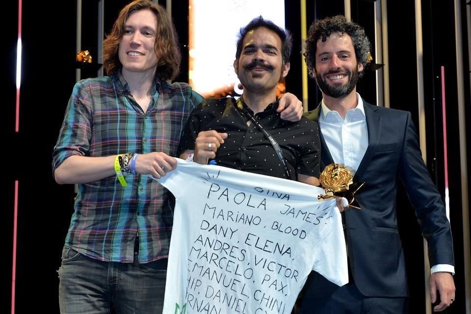 Alex Van Rijn y Luis Gaitán al recibir el León de Oro que cazaron Aeroméxico y Google.