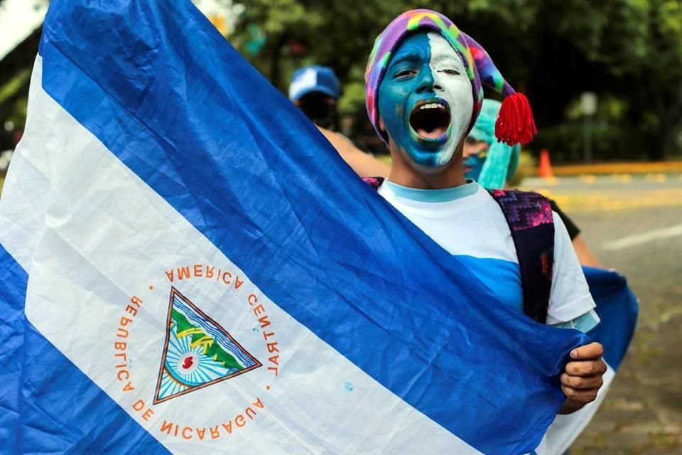 Un manifestante frente a la Universidad Central Americana de Nicaragua.