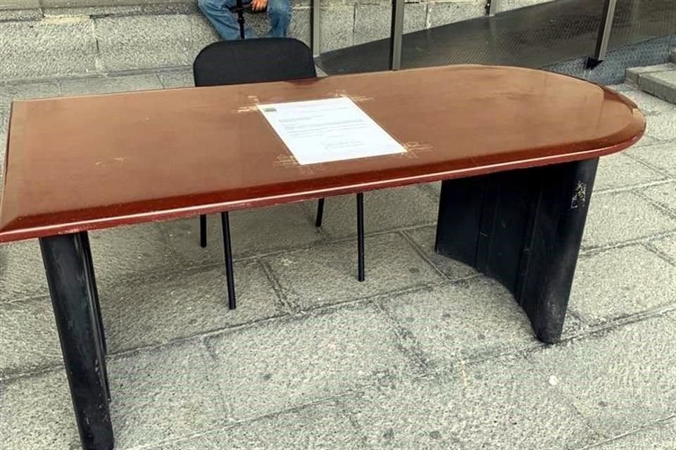 Con un escritorio en la plaza cívica de San Lázaro, el diputado de Morena Javier Hidalgo protestó porque su secretaria fue despedida.