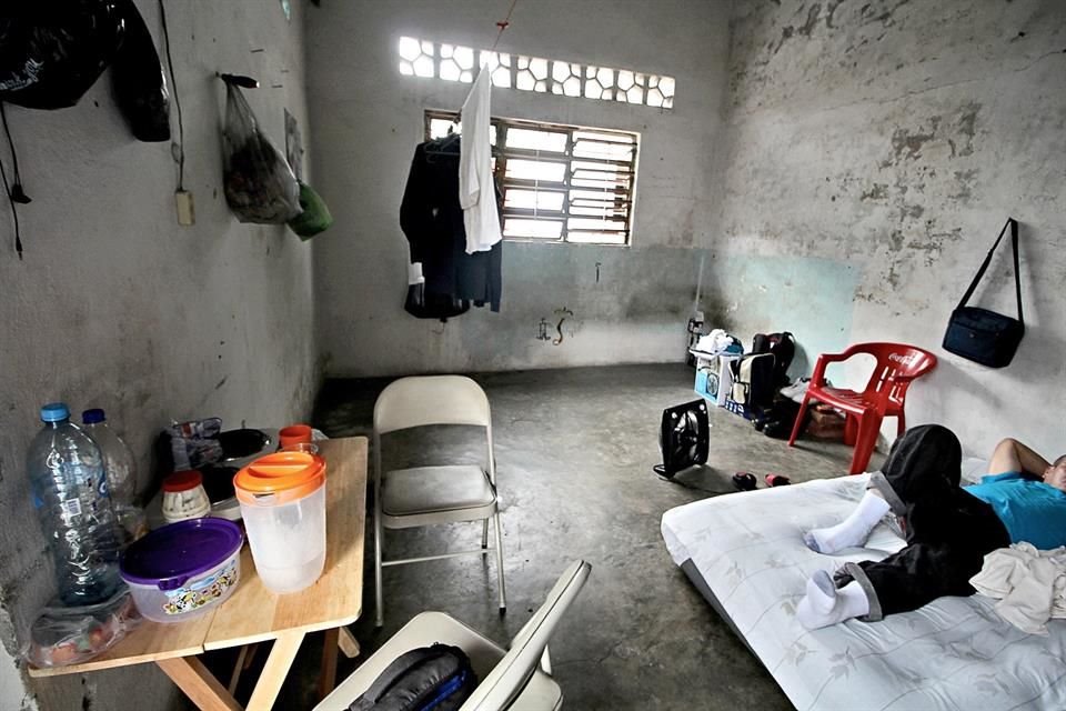Los cubanos tienen en el interior de las viviendas apenas lo básico. No tienen camas, por lo que duermen en colchones; cuentan con una mesa y ventilador para soportar el calor.