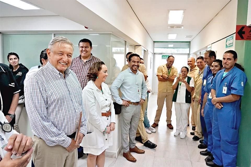 El Presidente López Obrador visitó ayer hospitales en Municipios de Michoacán.