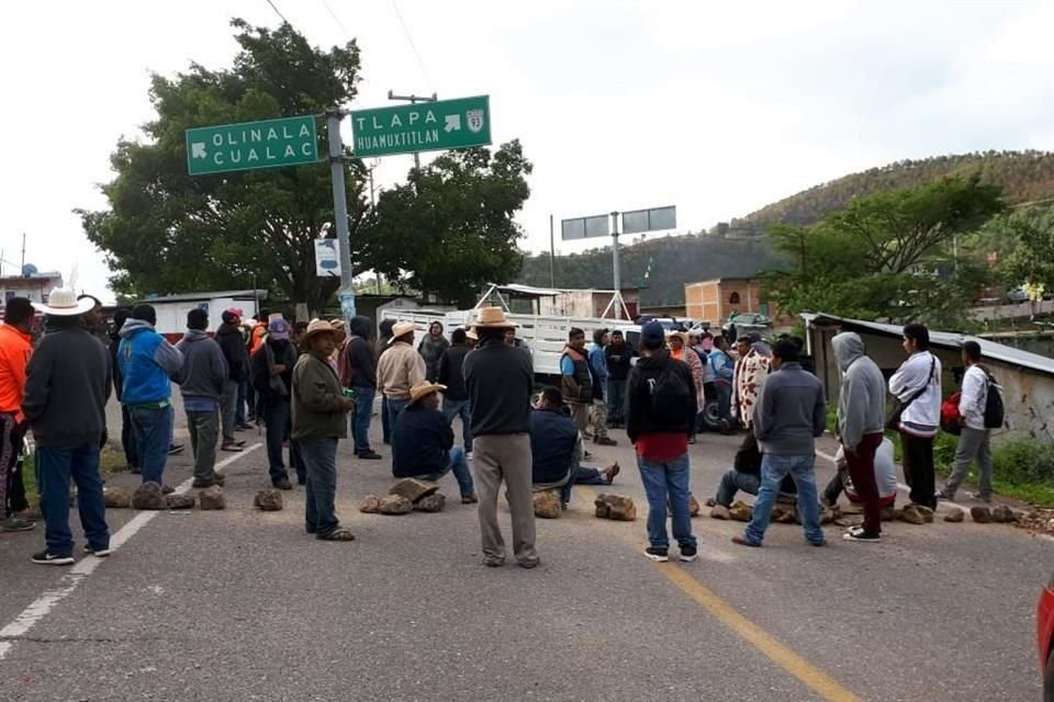 Los campesinos bloquearon la carretera Tlapa-Puebla, en Guerrero.