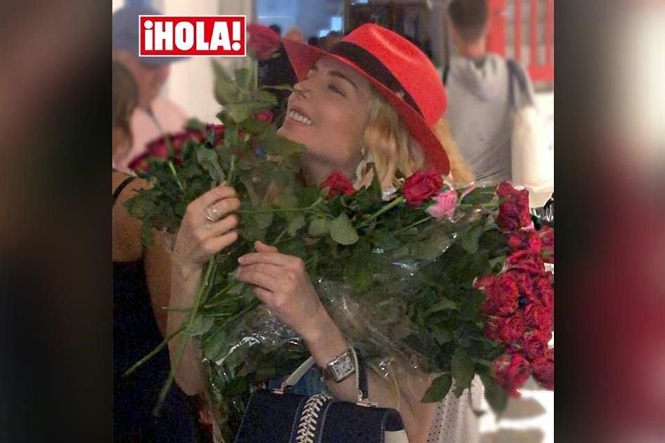 El ex Presidente Peña Nieto regaló flores a su novia Tania Ruiz al salir de un restaurante en España, según Hola.