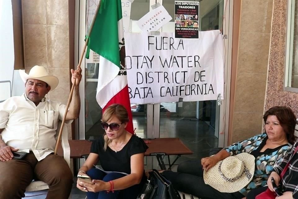 Activistas protestaron en el Congreso de Baja California.