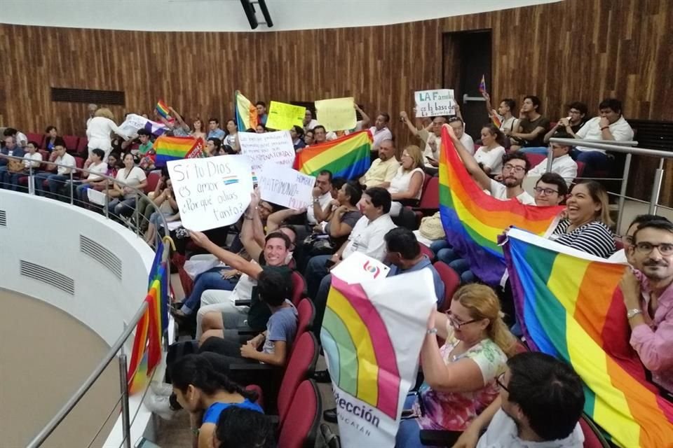 Representantes de los grupos de la comunidad LGBT estuvieron presentes durante la sesión del Congreso Estatal.