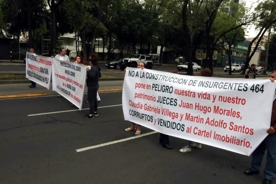 Vecinos bloquearon esta mañana el cruce de Insurgentes y Quintana Roo, en protesta por una obra junto al edificio en Insurgentes 470.