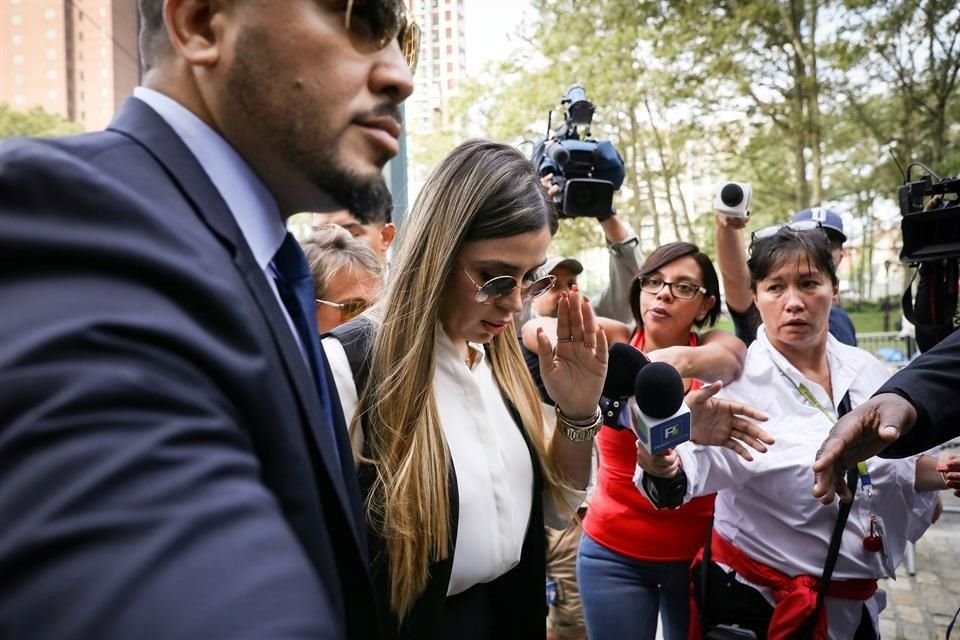 Emma Coronel, esposa de Joaquín 'El Chapo' Guzmán, llego a la corte federal de Brooklyn, en Nueva York, para conocer la sentencia contra el capo.