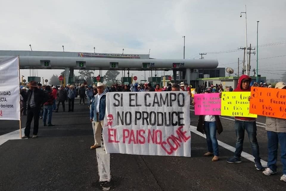 Manifestantes bloquean la caseta El Dorado en Toluca