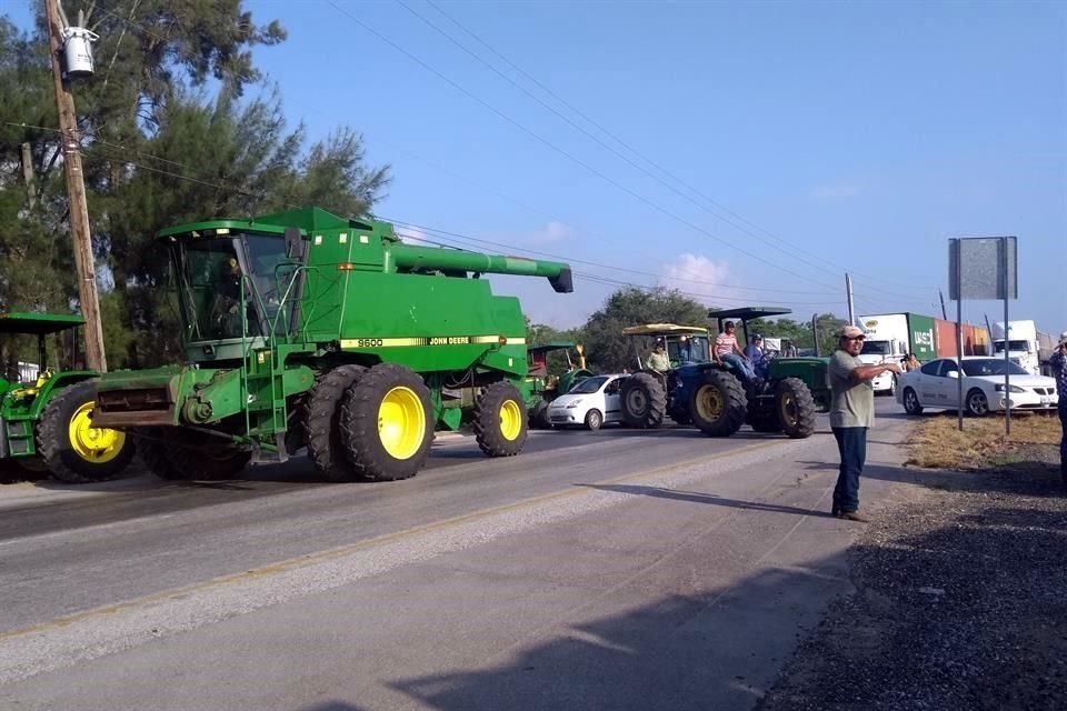 En Tamaulipas, productores bloquearon un tramo de la Carretera Victoria-Matamoros, a la altura de San Fernando.