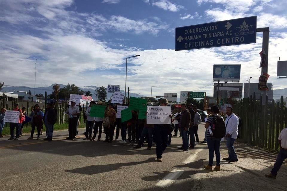 Productores y agricultores bloquean intermitentemente el acceso al aeropuerto de Oaxaca.