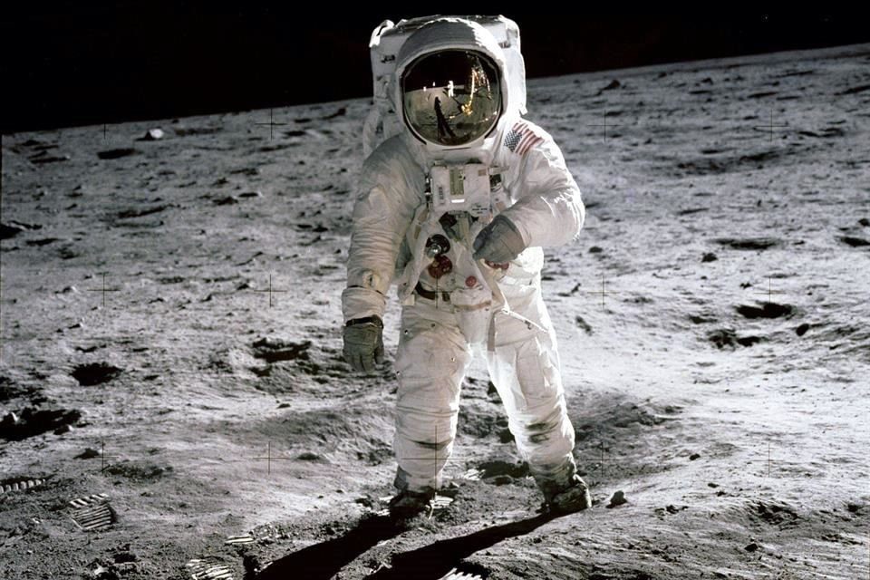 Una foto de la NASA muestra al astronauta Edwin 'Buzz' Aldrin caminando sobre la Luna en una imagen icónica tomada por el comandante 'Apollo 11', Neil Armstrong, el 20 de julio de 1969.