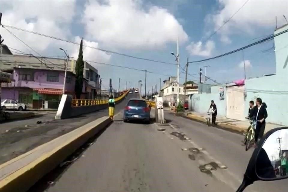 En un video difundido en redes sociales se observa cómo un automovilista atropella a un niño, en Valle de Chalco, para darse a la fuga.
