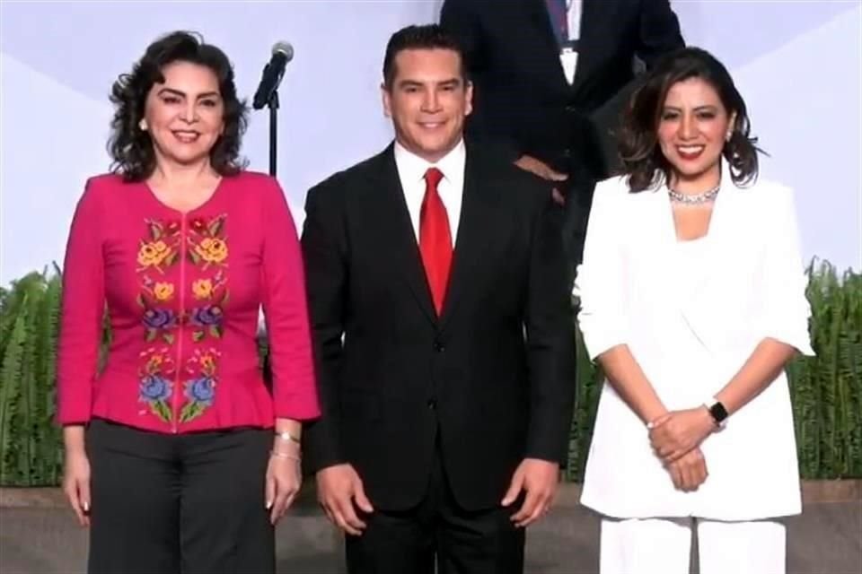 Los aspirantes se tomaron la foto oficial.