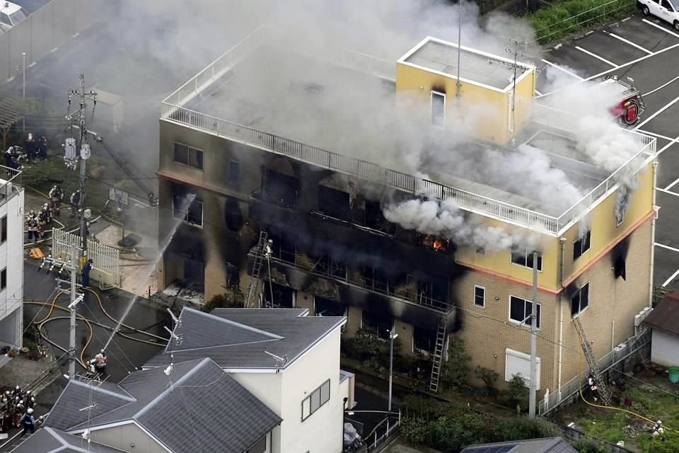 Al menos 25 personas murieron en incendio, supuestamente provocado, en estudios de animación en Japón; autoridades detuvieron a sospechoso.